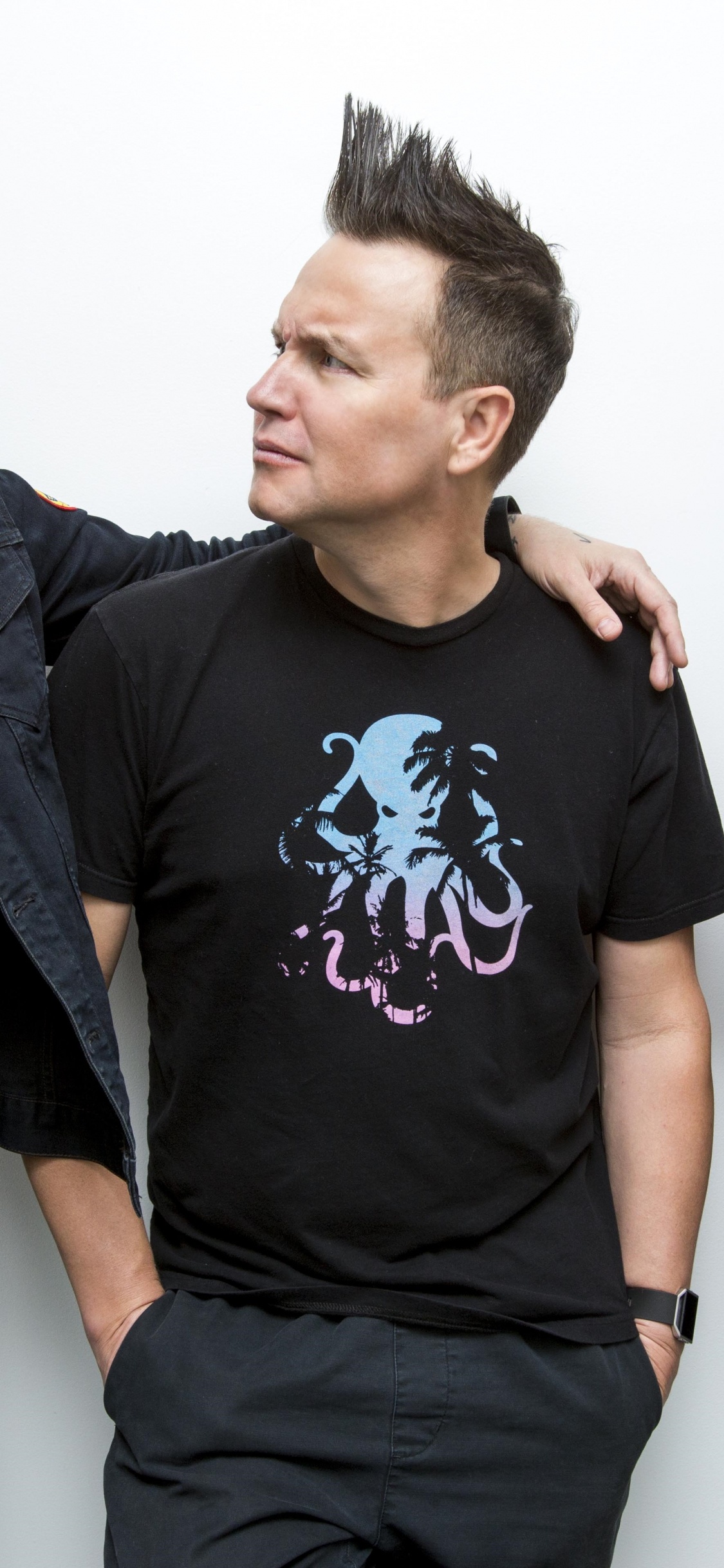 Matt Skiba, Travis Barker, Blink-182, Pop Punk, El Punk Rock. Wallpaper in 1125x2436 Resolution