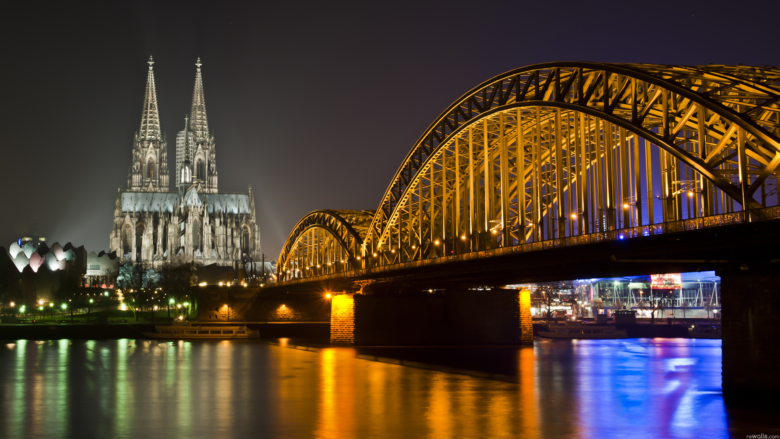 Bridge Over River During Night Time. Wallpaper in 2560x1440 Resolution