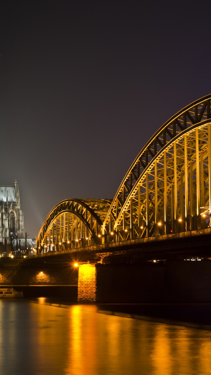 Pont Sur la Rivière Pendant la Nuit. Wallpaper in 720x1280 Resolution