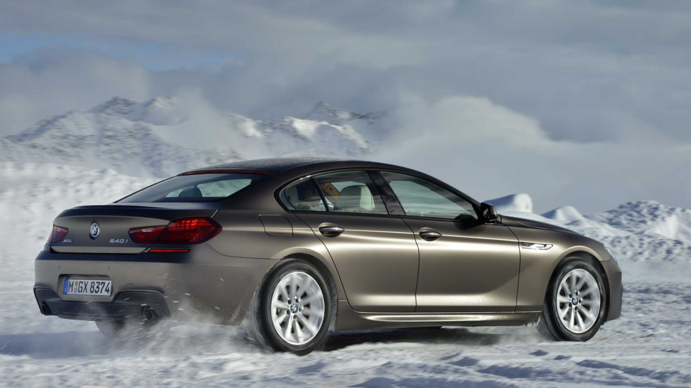 Silbernes Coupe Auf Schneebedecktem Boden. Wallpaper in 1366x768 Resolution