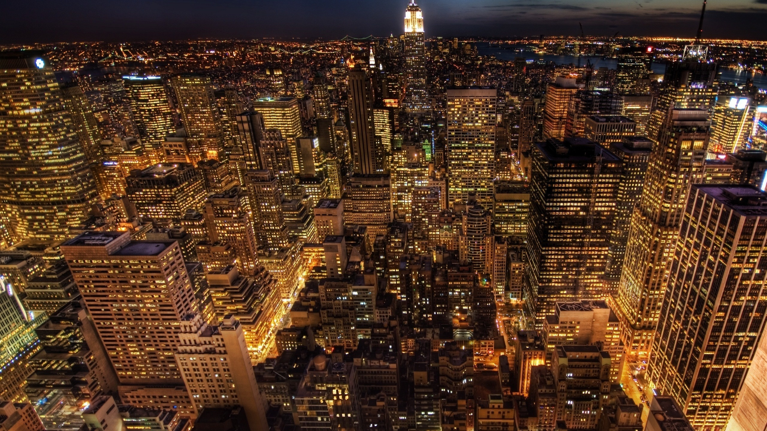Vista Aérea de Los Edificios de la Ciudad Durante la Noche.. Wallpaper in 2560x1440 Resolution
