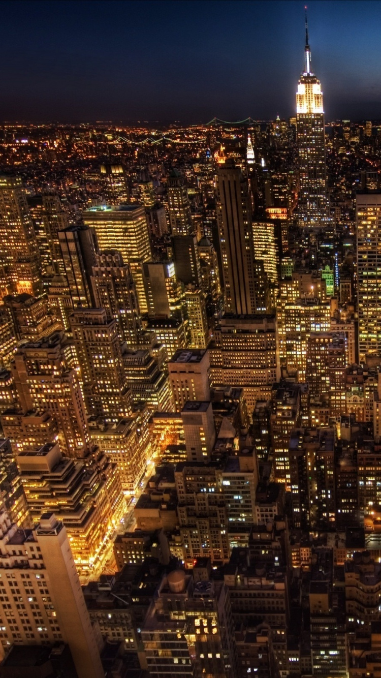 Vue Aérienne Des Bâtiments de la Ville Pendant la Nuit. Wallpaper in 750x1334 Resolution