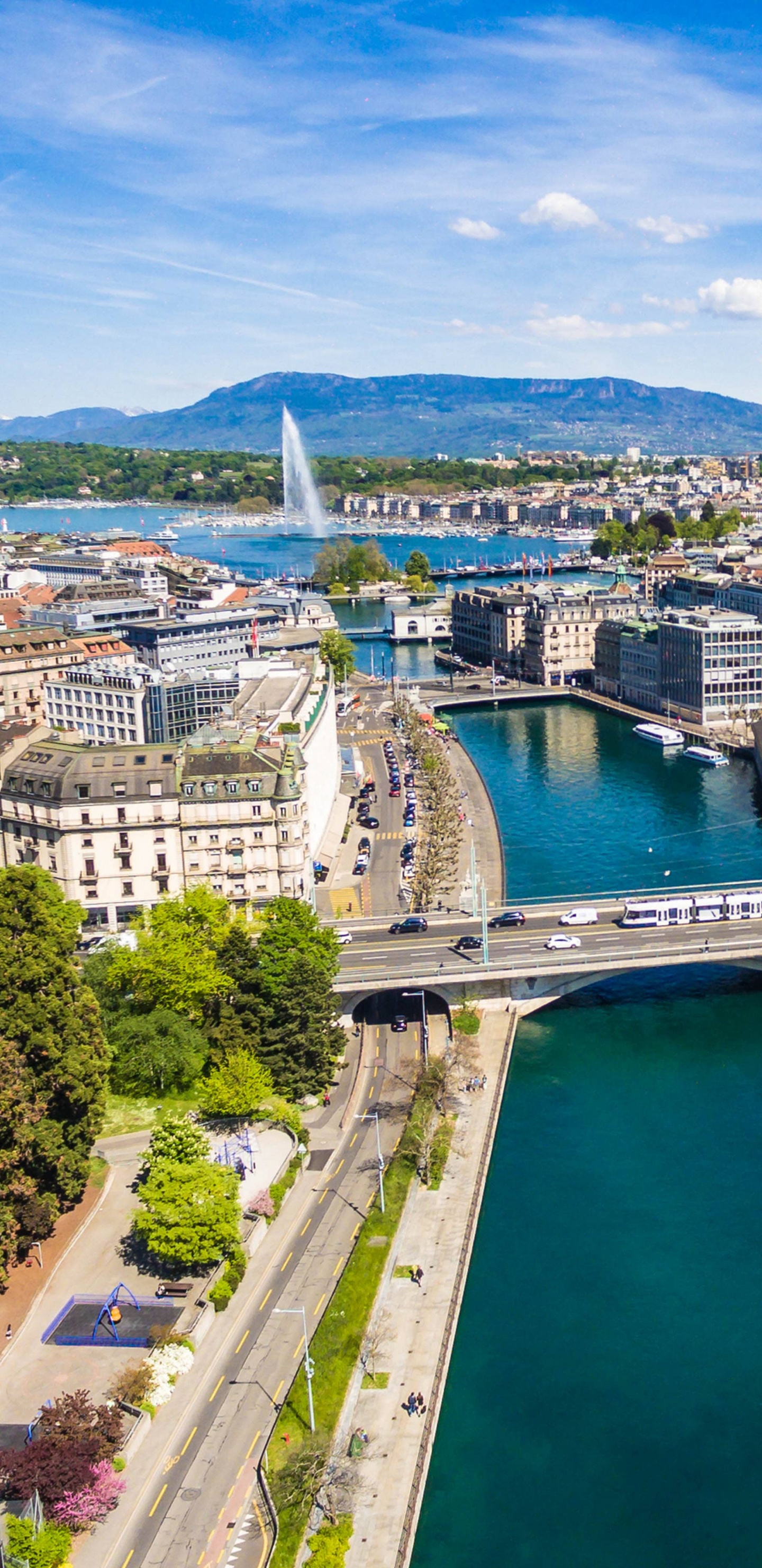Vue Aérienne Des Bâtiments de la Ville et de la Rivière Pendant la Journée. Wallpaper in 1440x2960 Resolution