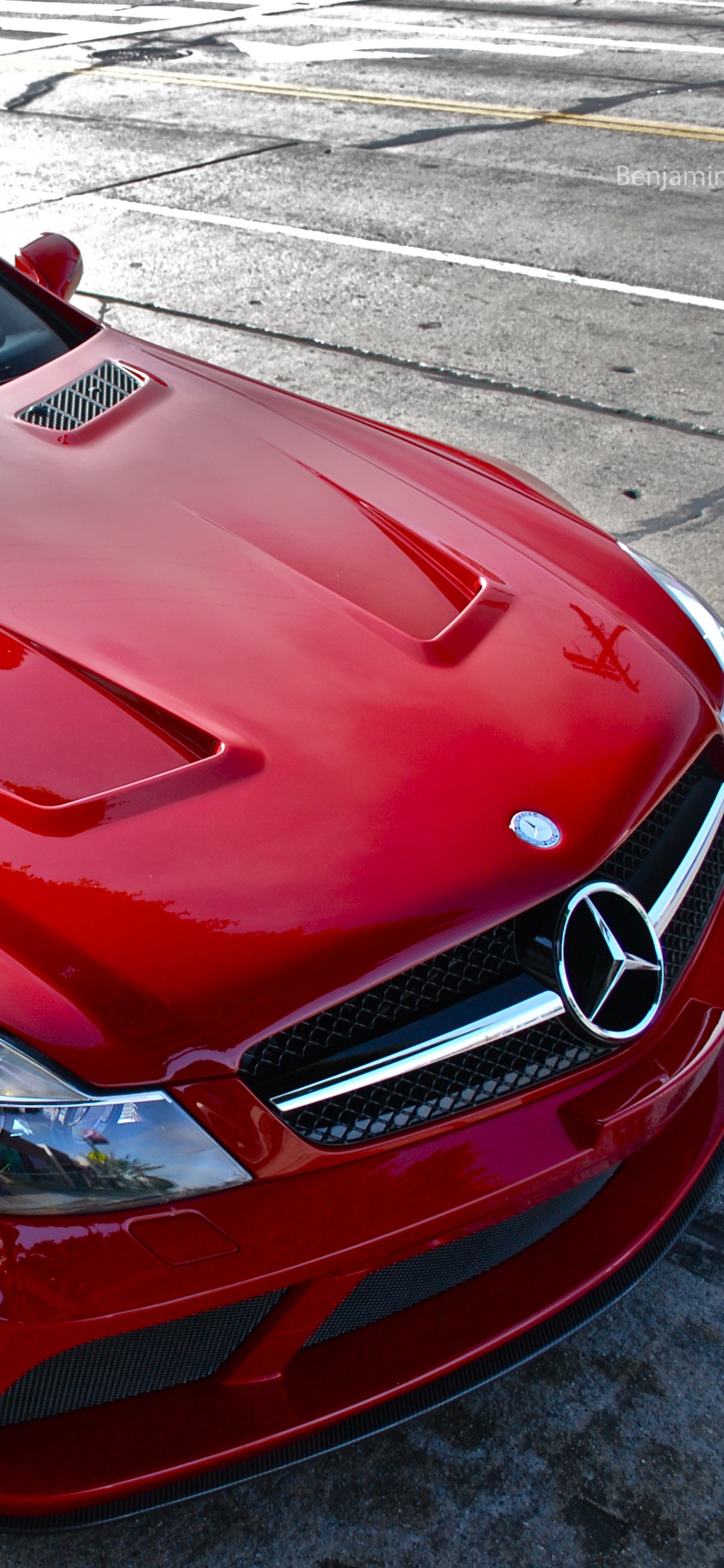 Ferrari 458 Italia Rouge Garée Sur un Trottoir en Béton Gris. Wallpaper in 1125x2436 Resolution