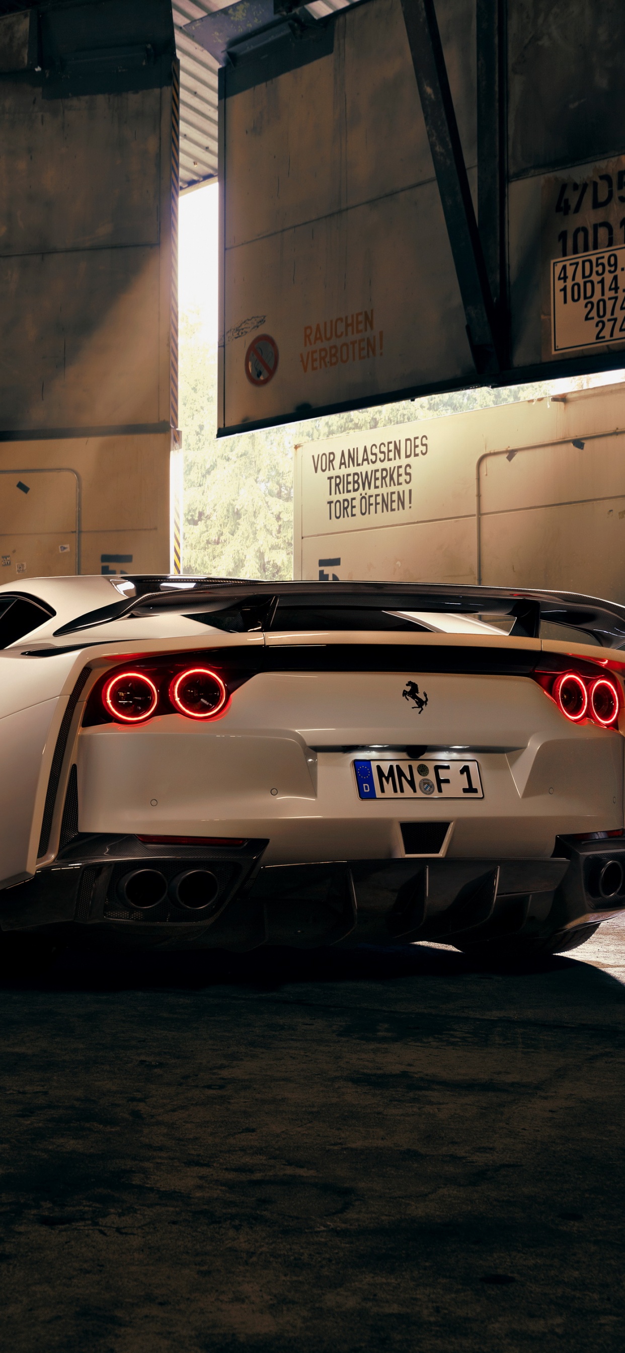 Porsche 911 Blanco Estacionado en el Garaje. Wallpaper in 1242x2688 Resolution