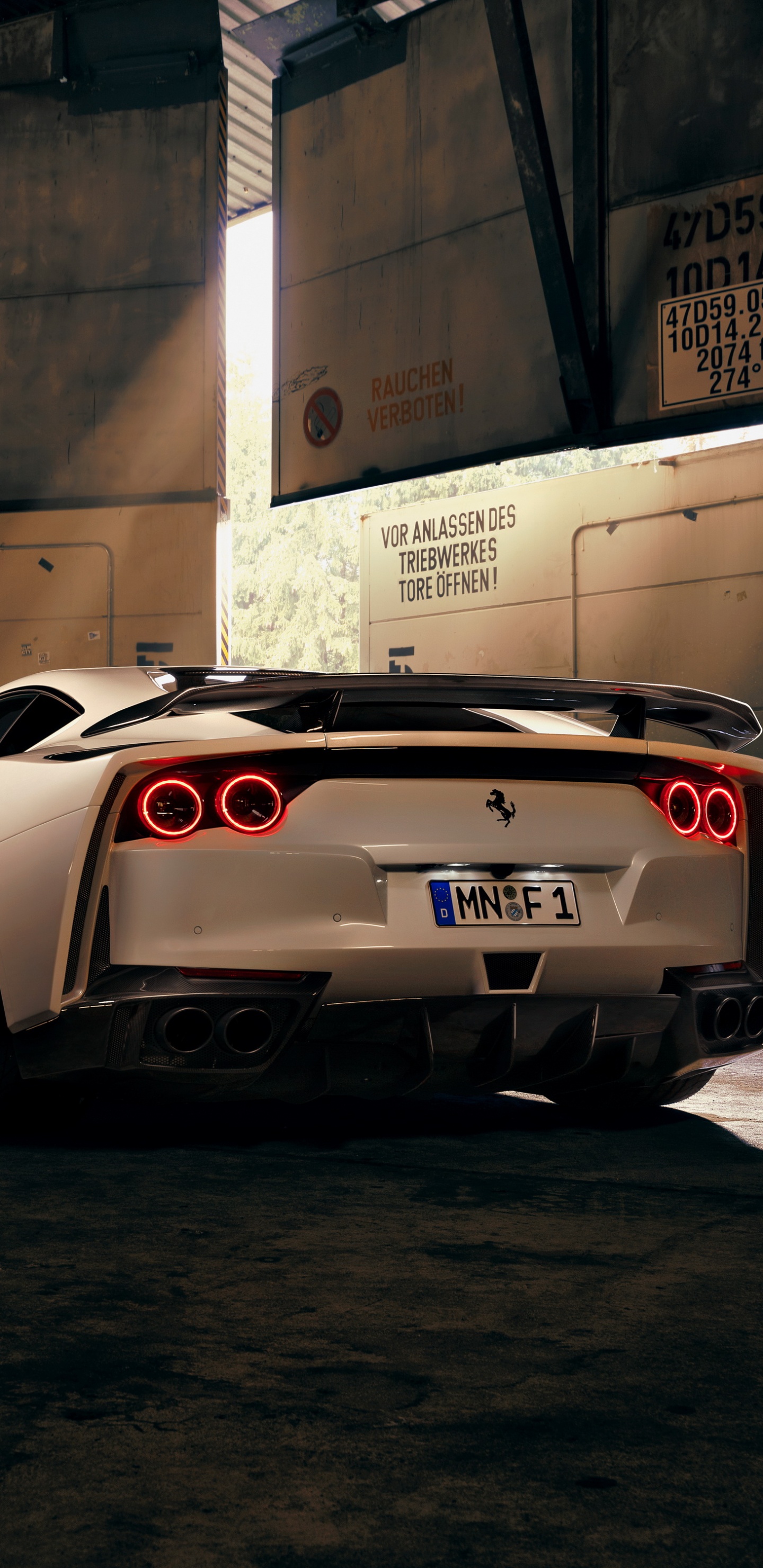 Weißer Porsche 911 in Garage Geparkt. Wallpaper in 1440x2960 Resolution