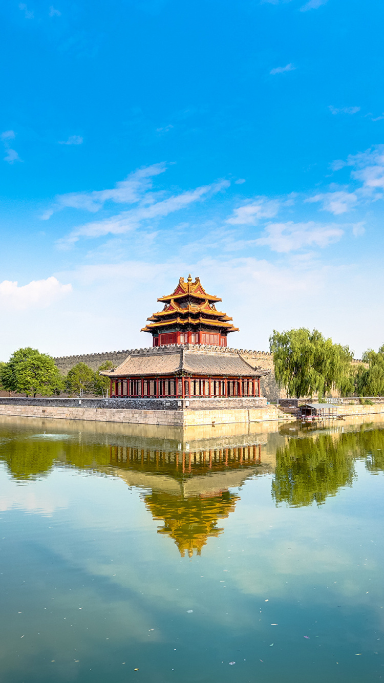 Brown and Green Boat on Lake Under Blue Sky During Daytime. Wallpaper in 750x1334 Resolution