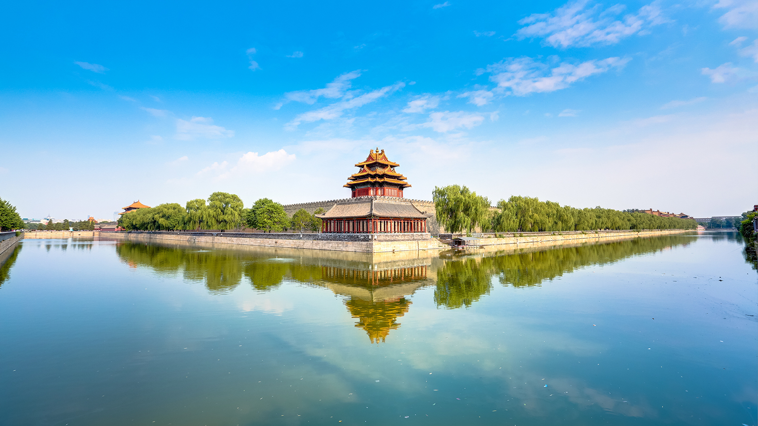 Braunes Und Grünes Boot Auf Dem See Unter Blauem Himmel Tagsüber. Wallpaper in 2560x1440 Resolution