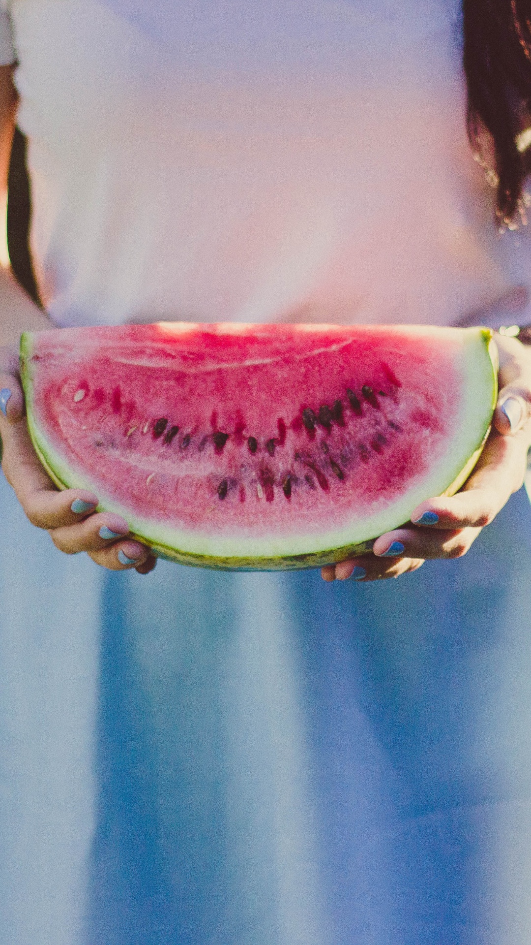 Frau im Weißen Und Blauen Kleid Mit Geschnittener Wassermelone. Wallpaper in 1080x1920 Resolution