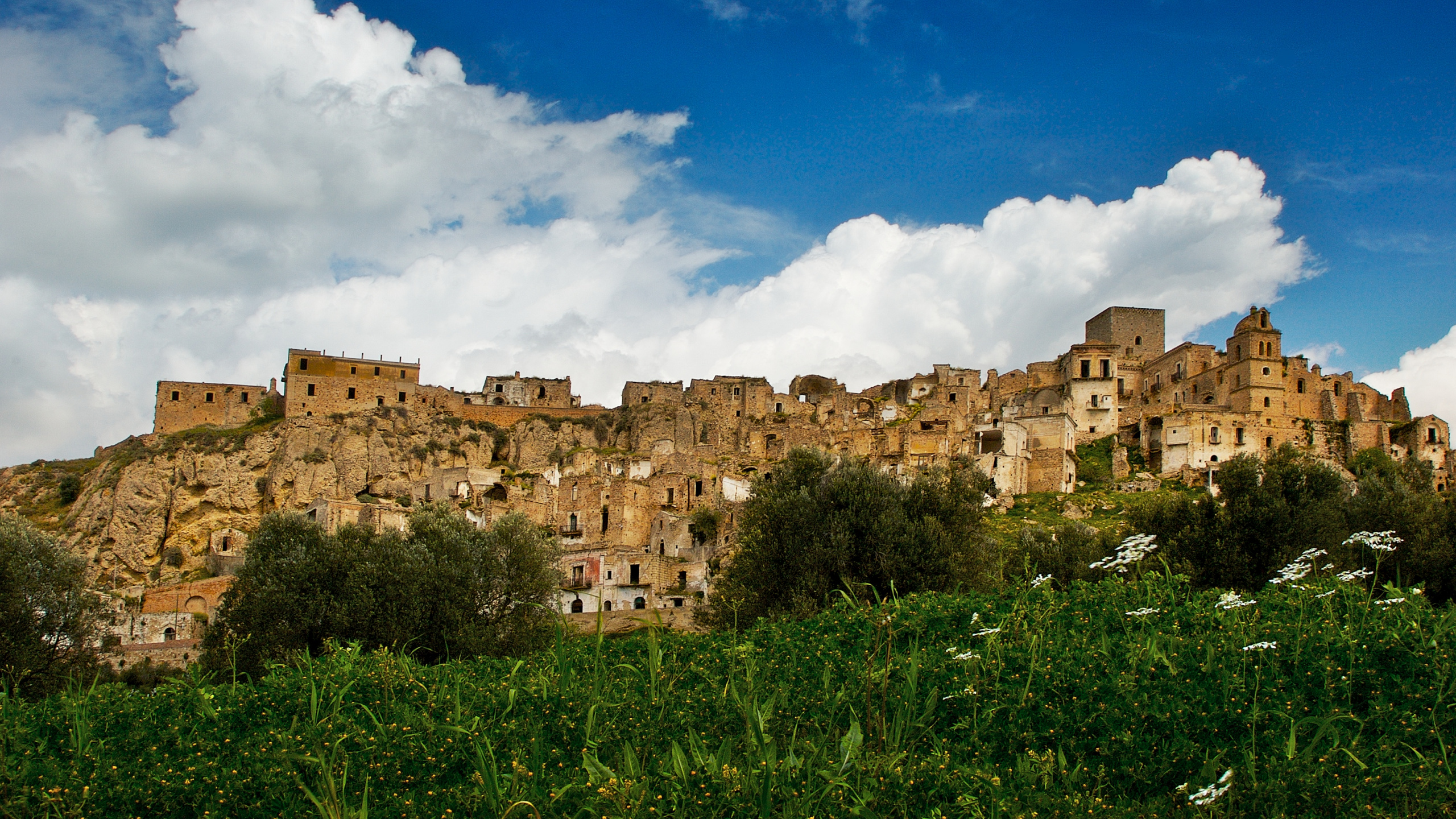 Brown Concrete Building Under Blue Sky During Daytime. Wallpaper in 2560x1440 Resolution