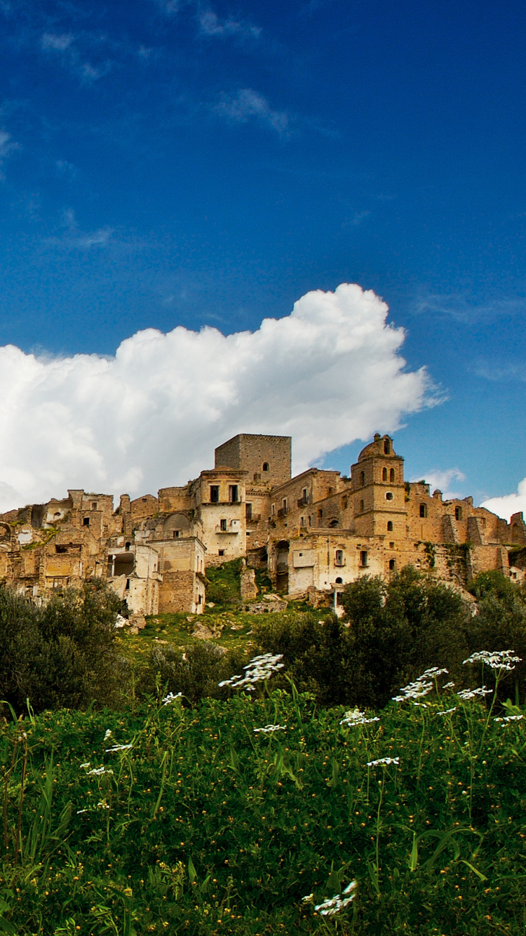 Braunes Betongebäude Unter Blauem Himmel Tagsüber. Wallpaper in 750x1334 Resolution