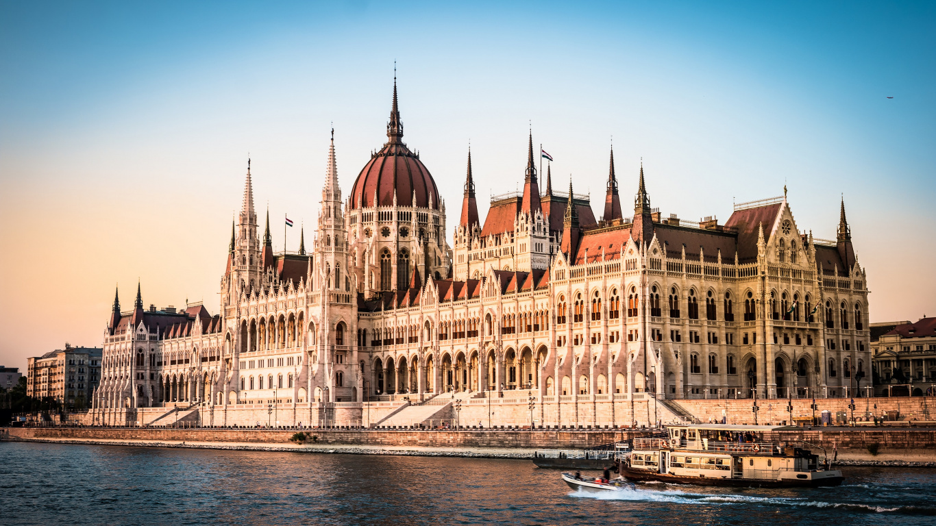 Brown and White Concrete Building Near Body of Water During Daytime. Wallpaper in 1366x768 Resolution