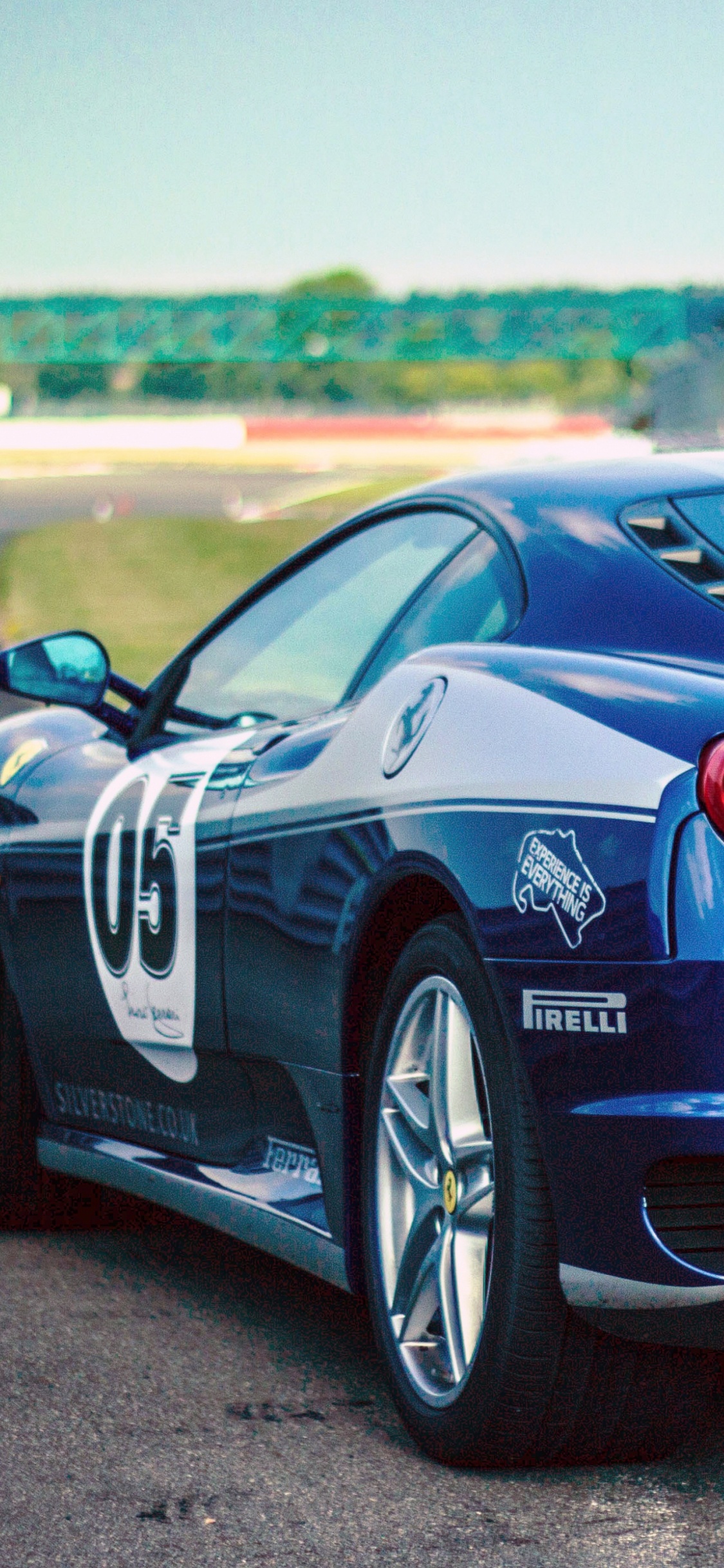 Porsche 911 Rojo y Negro en la Carretera Durante el Día. Wallpaper in 1125x2436 Resolution