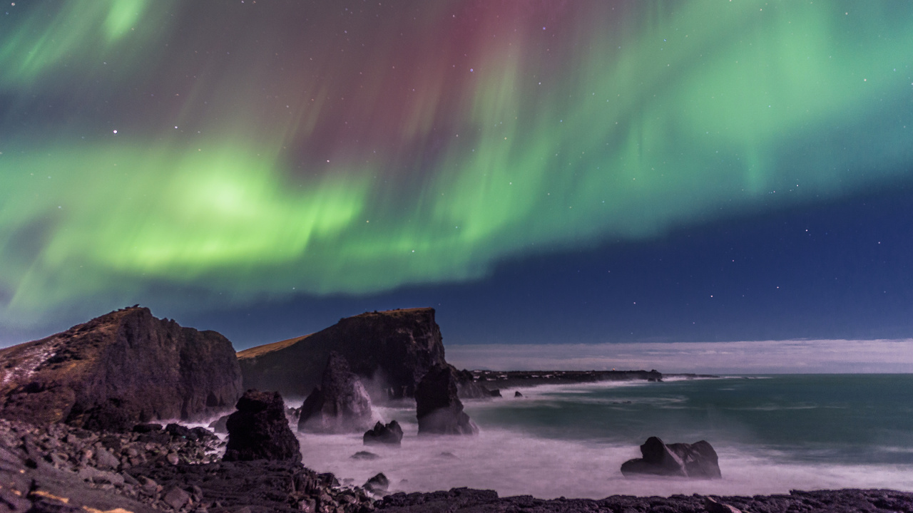 Rock Formation on Sea Shore Under Green Sky. Wallpaper in 1280x720 Resolution