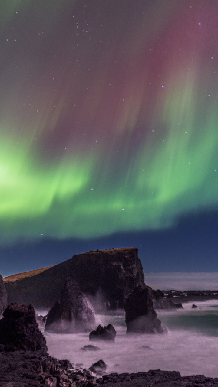 Rock Formation on Sea Shore Under Green Sky. Wallpaper in 720x1280 Resolution
