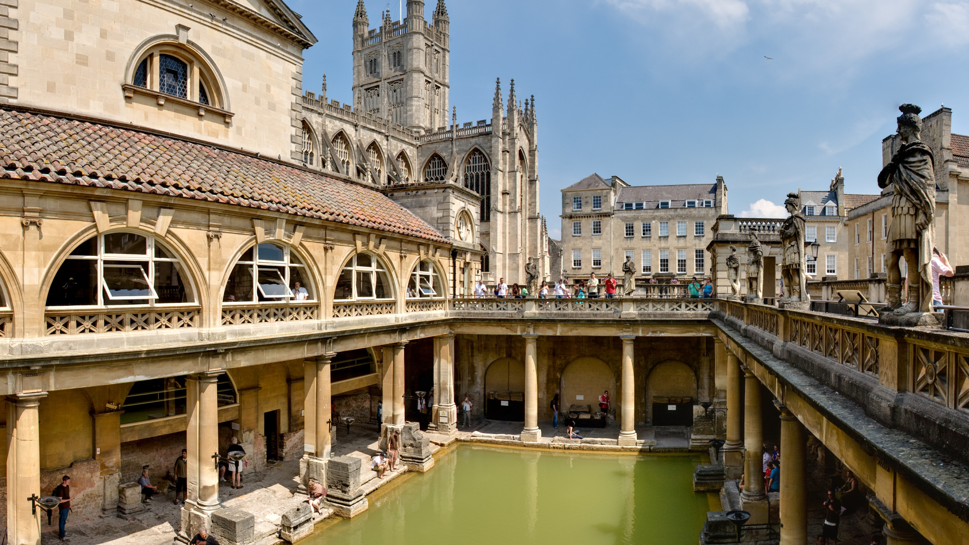 Bâtiment en Béton Blanc et Marron Près de la Rivière Pendant la Journée. Wallpaper in 1920x1080 Resolution