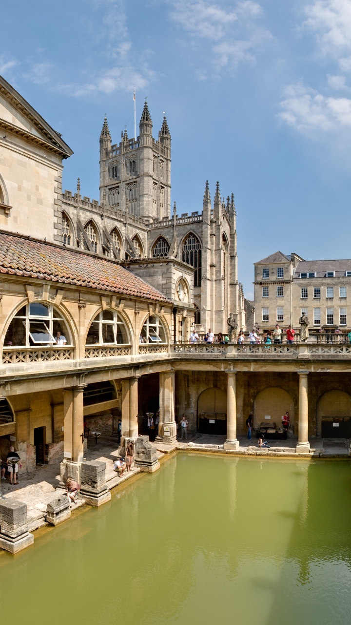 Bâtiment en Béton Blanc et Marron Près de la Rivière Pendant la Journée. Wallpaper in 720x1280 Resolution