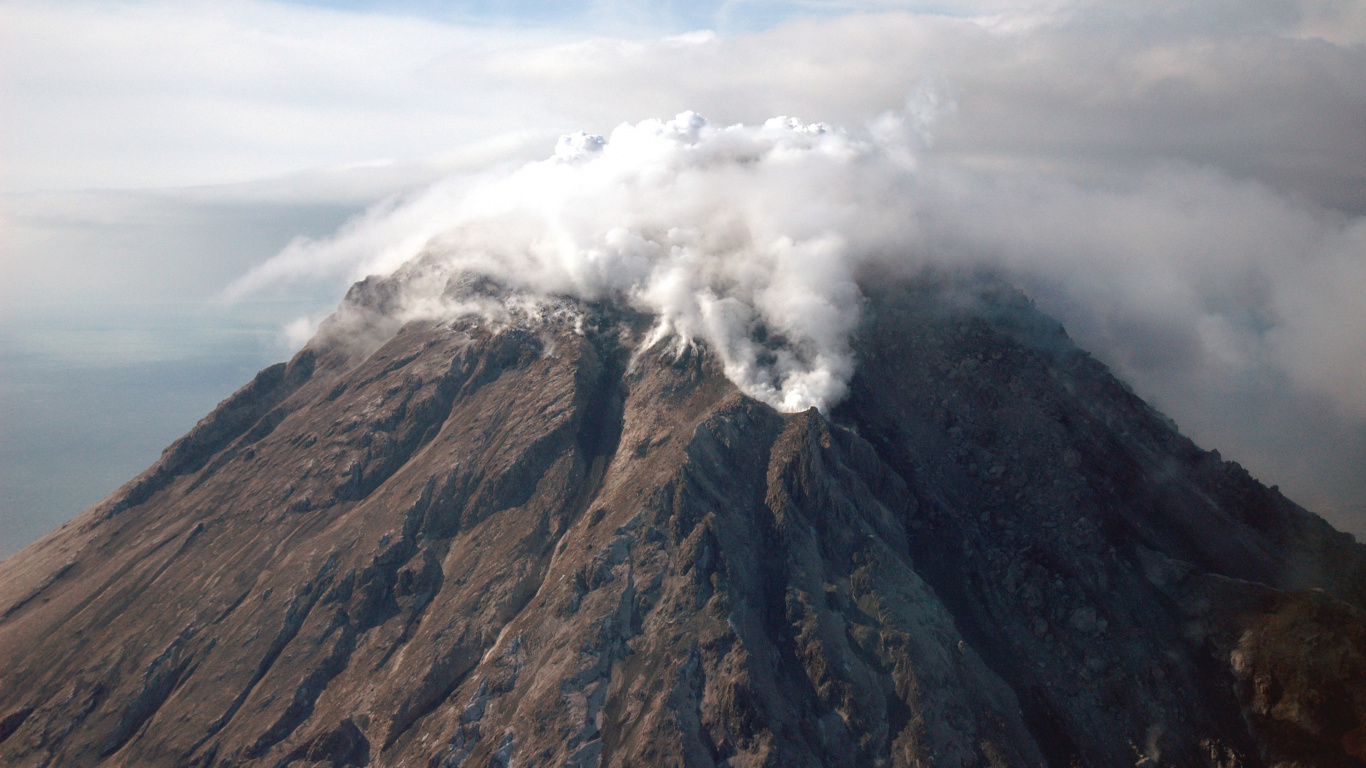 Montaña Marrón y Negra Bajo Nubes Blancas Durante el Día. Wallpaper in 1366x768 Resolution