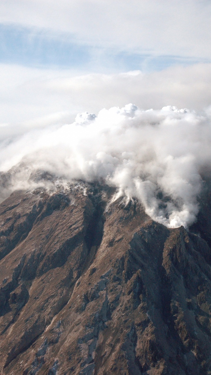 Montaña Marrón y Negra Bajo Nubes Blancas Durante el Día. Wallpaper in 720x1280 Resolution