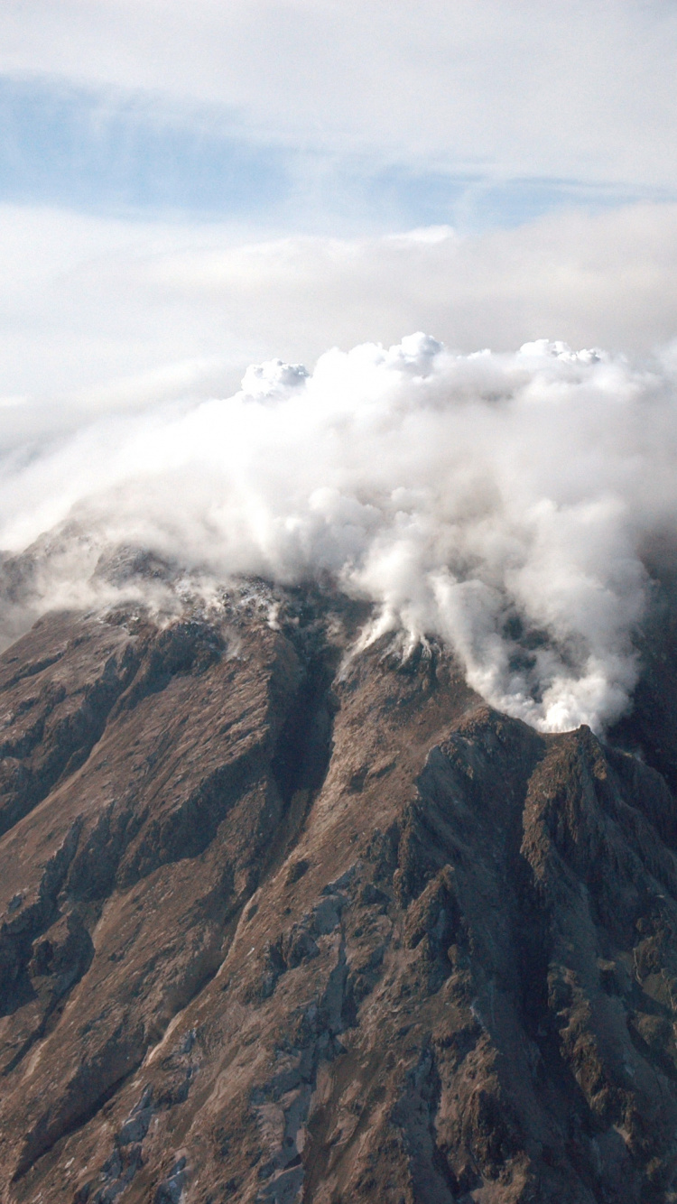 Montaña Marrón y Negra Bajo Nubes Blancas Durante el Día. Wallpaper in 750x1334 Resolution