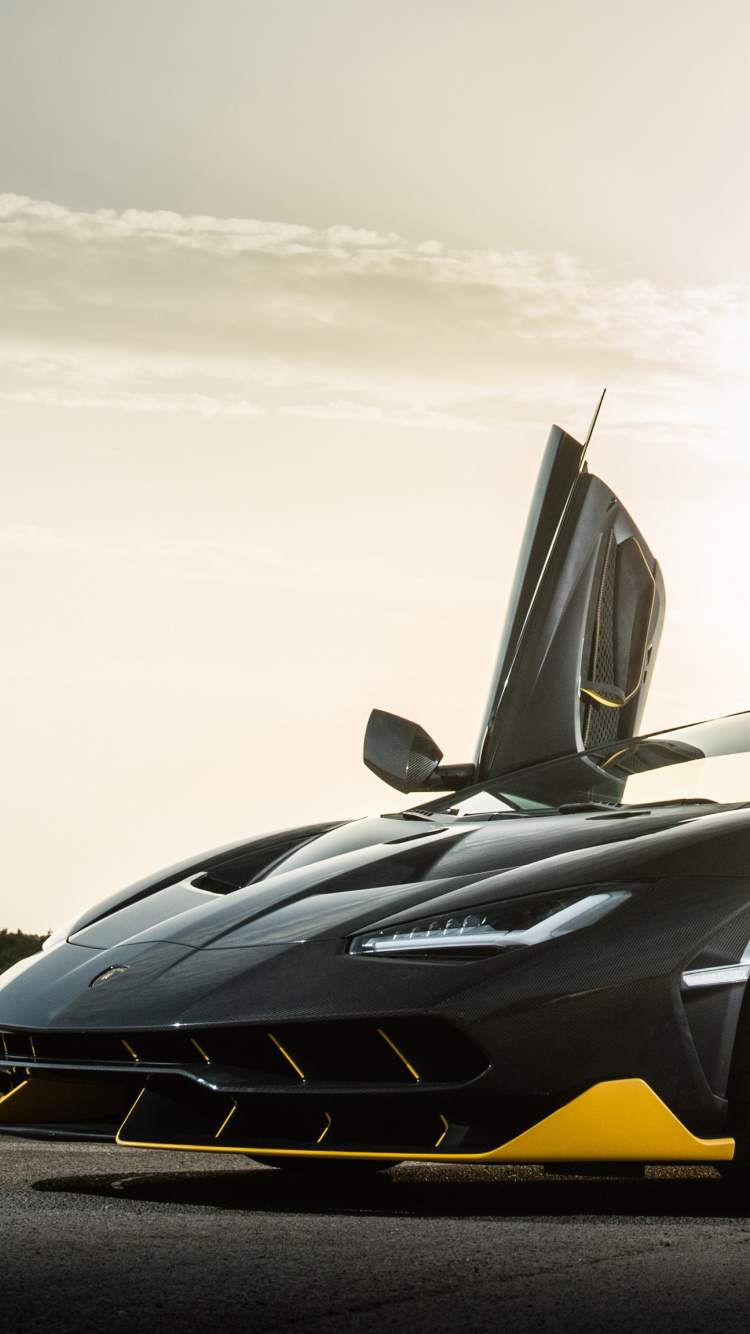 Lamborghini Aventador Noire Sur Route Goudronnée Noire. Wallpaper in 750x1334 Resolution