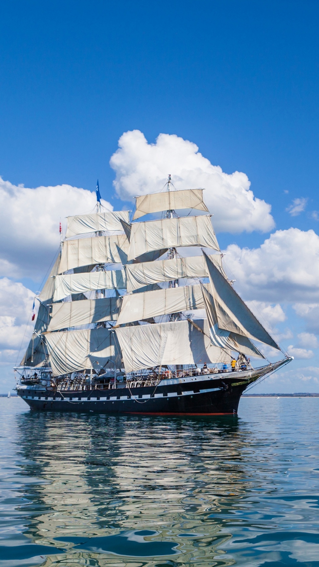 Galeón Marrón y Blanco en el Mar Bajo un Cielo Azul Durante el Día. Wallpaper in 1080x1920 Resolution
