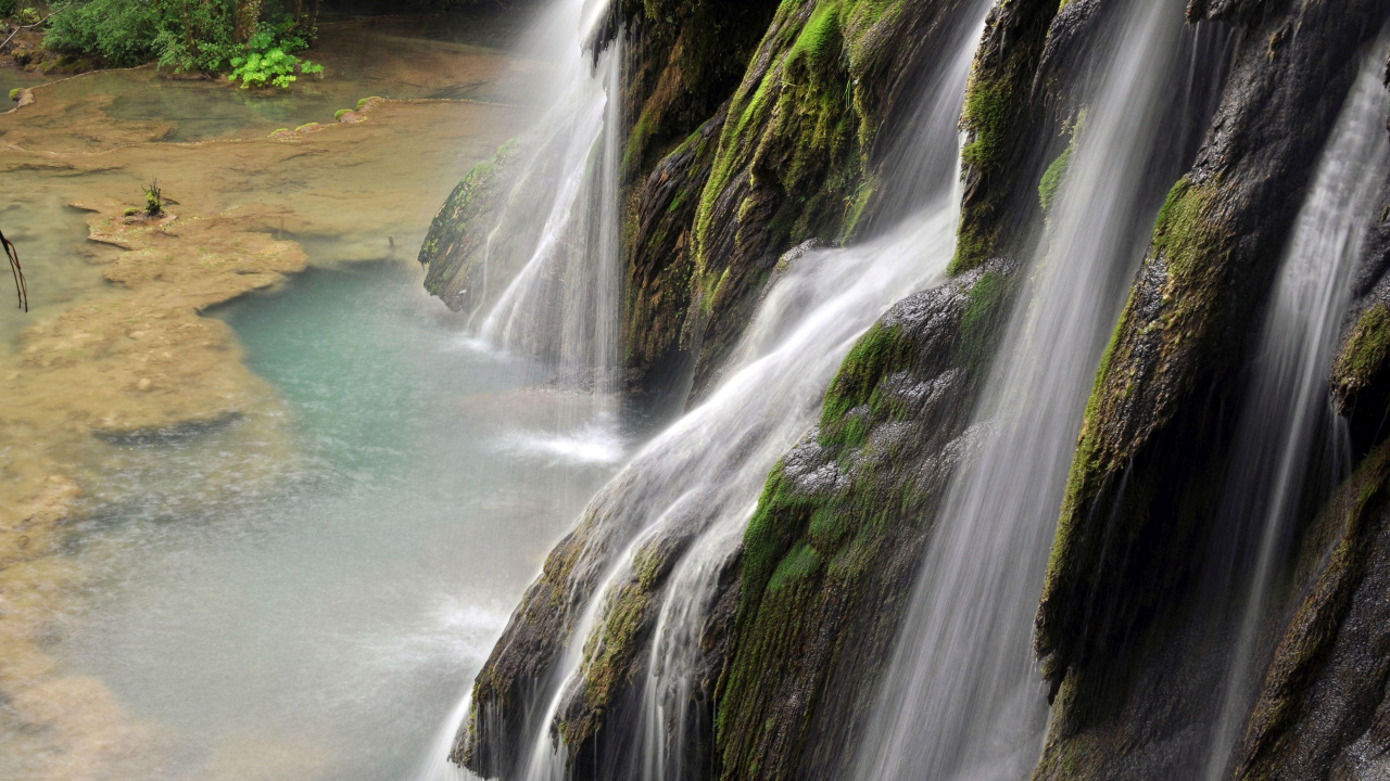 el Agua Cae Sobre la Montaña Rocosa Verde y Marrón. Wallpaper in 1280x720 Resolution