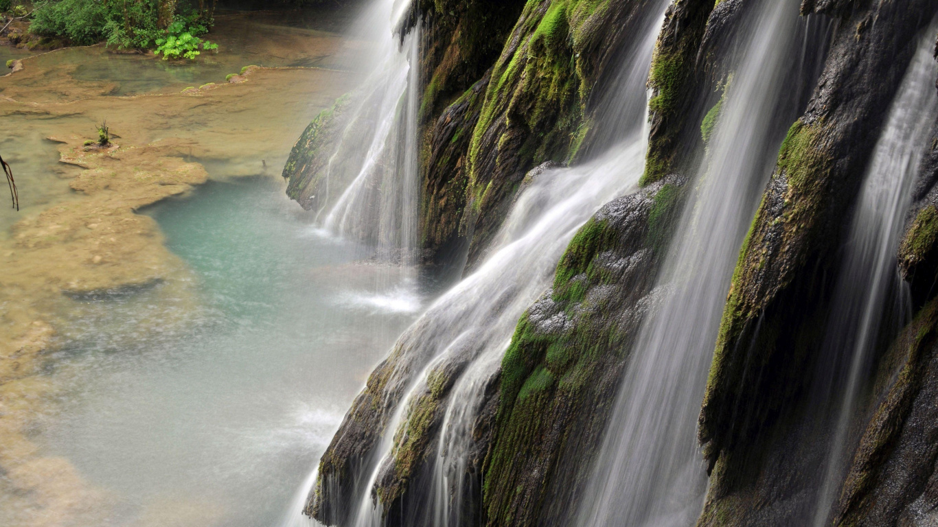 el Agua Cae Sobre la Montaña Rocosa Verde y Marrón. Wallpaper in 1366x768 Resolution