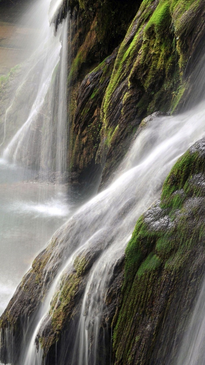 el Agua Cae Sobre la Montaña Rocosa Verde y Marrón. Wallpaper in 720x1280 Resolution