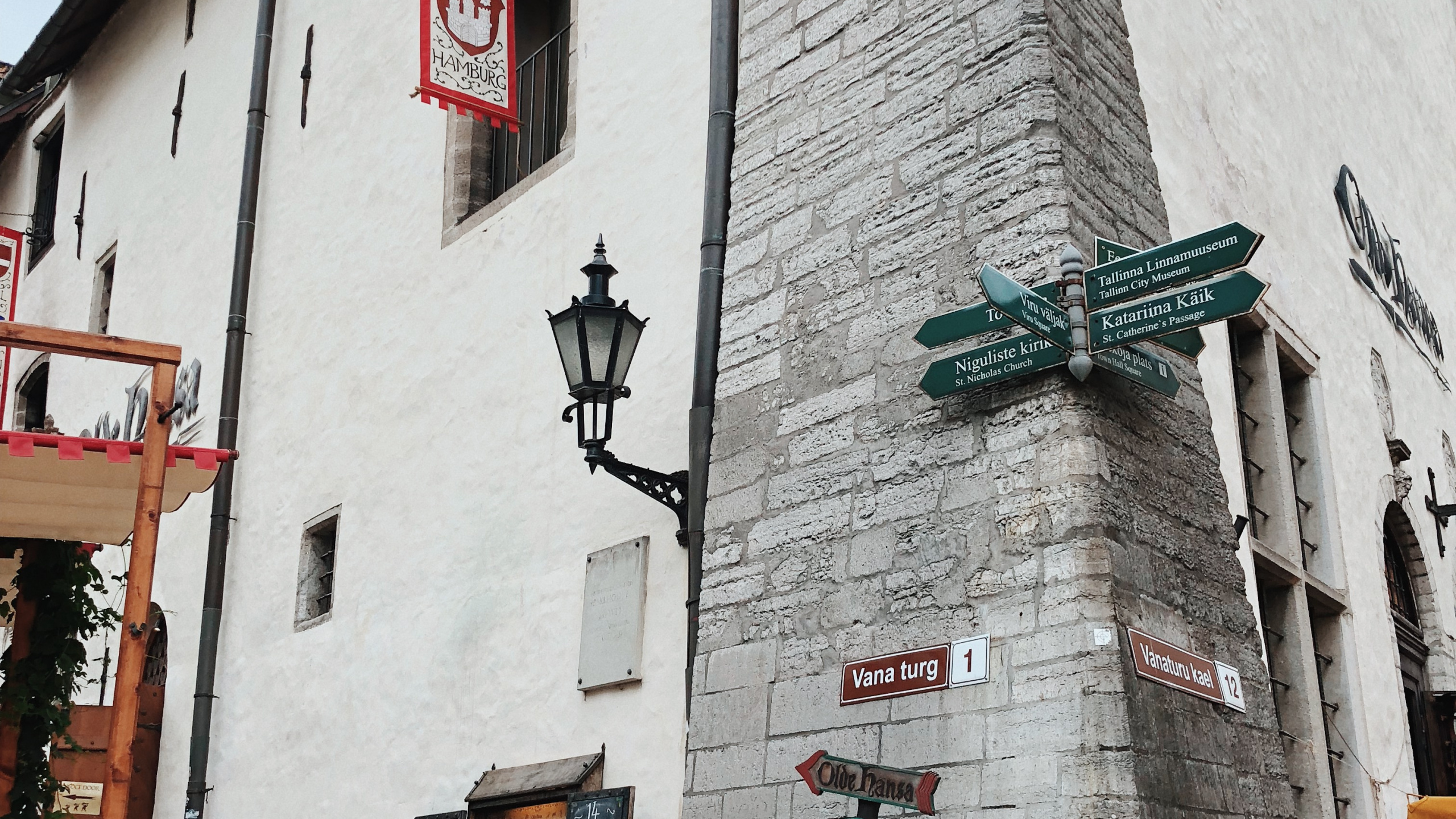 Place de la Vieille Ville, Route, Architecture, Blue, Green. Wallpaper in 2560x1440 Resolution