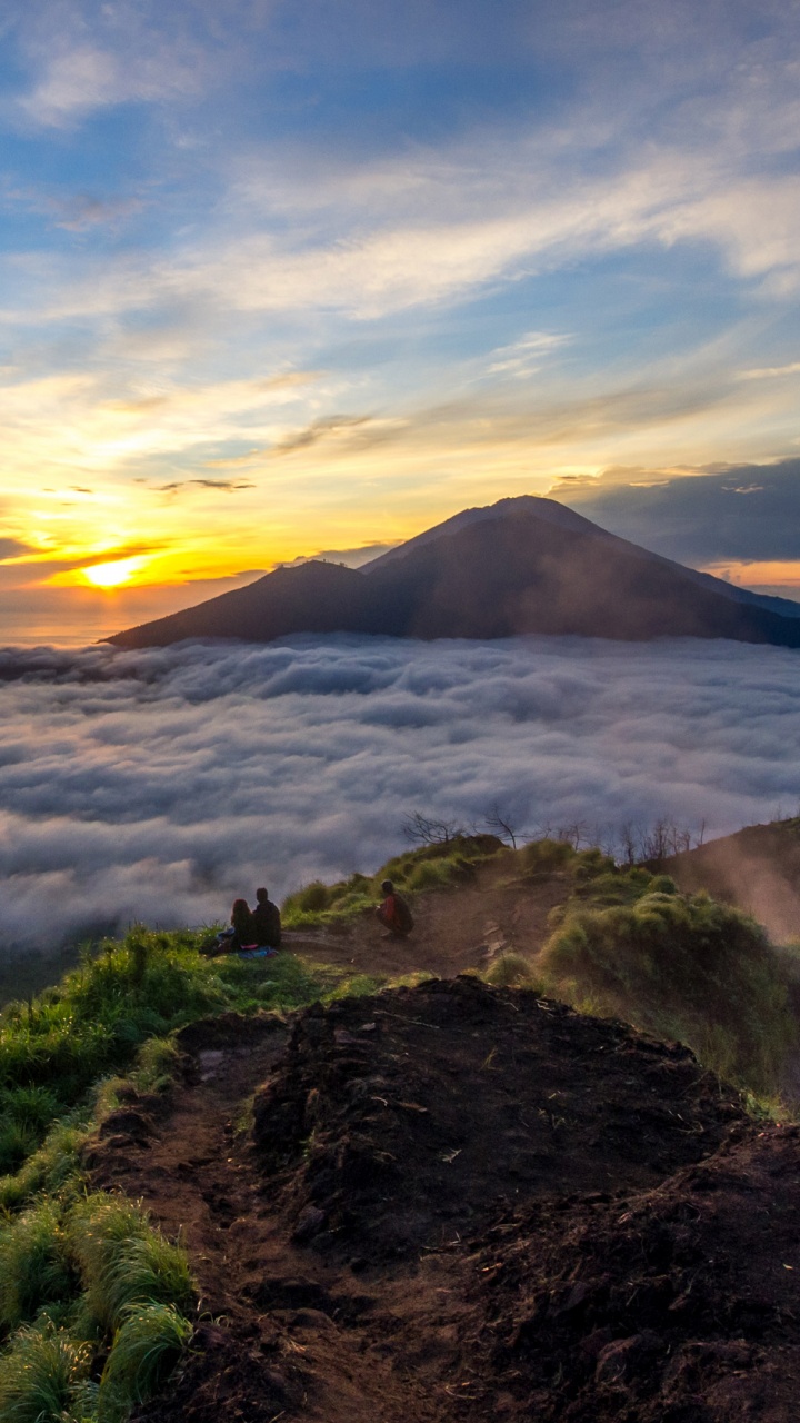 Campo de Hierba Verde Cerca Del Cuerpo de Agua Durante la Puesta de Sol. Wallpaper in 720x1280 Resolution
