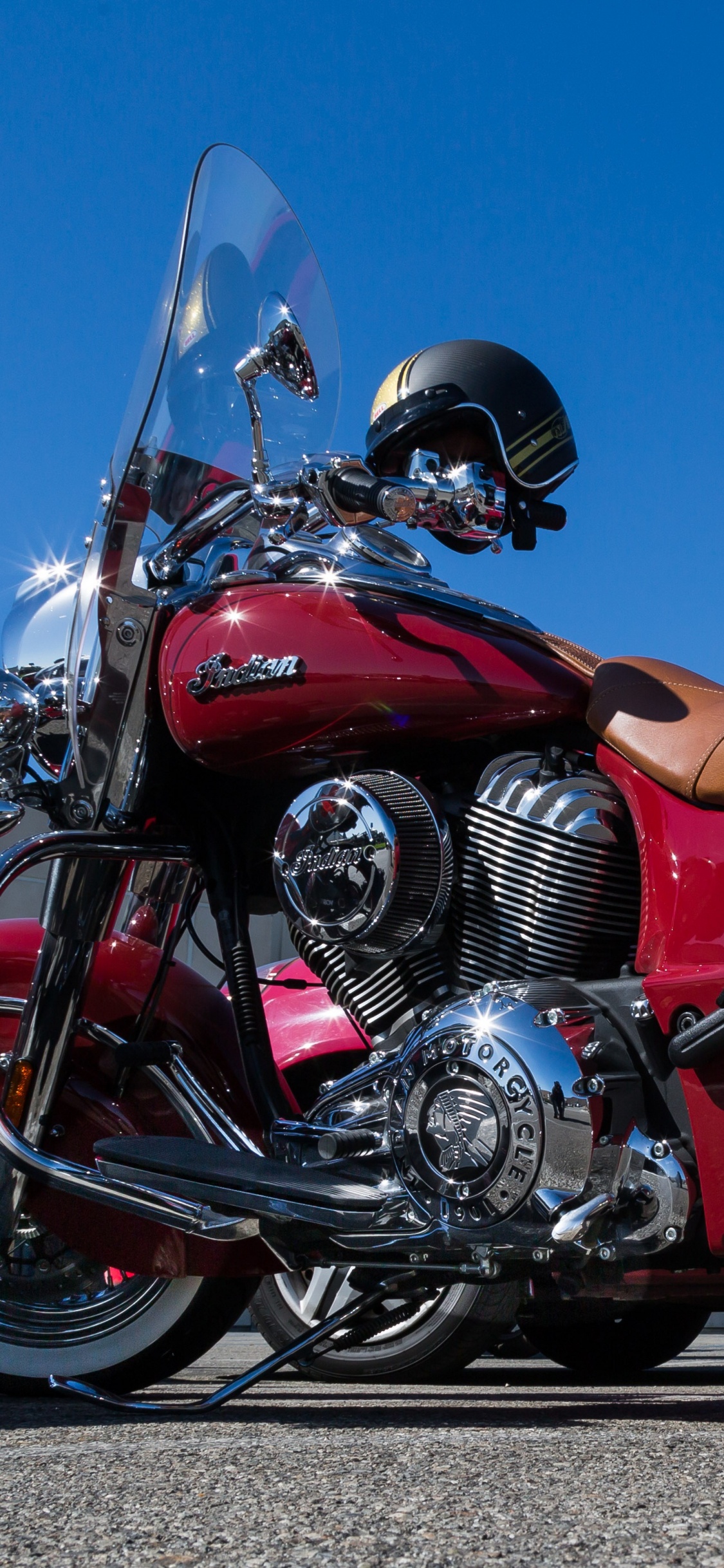 Braunes Und Schwarzes Cruiser-Motorrad. Wallpaper in 1125x2436 Resolution