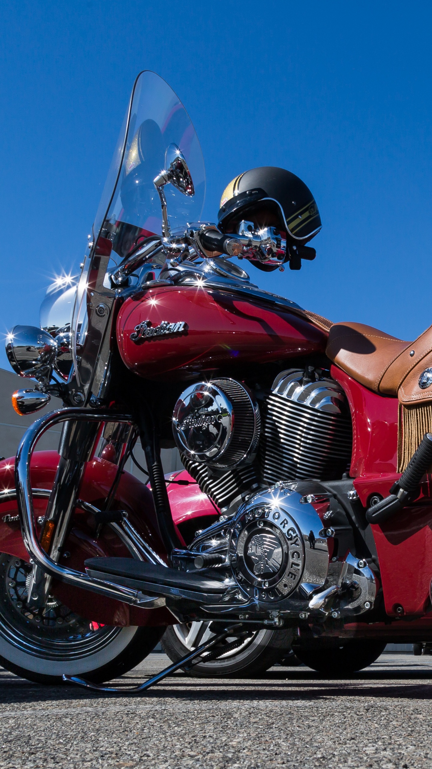 Braunes Und Schwarzes Cruiser-Motorrad. Wallpaper in 1440x2560 Resolution