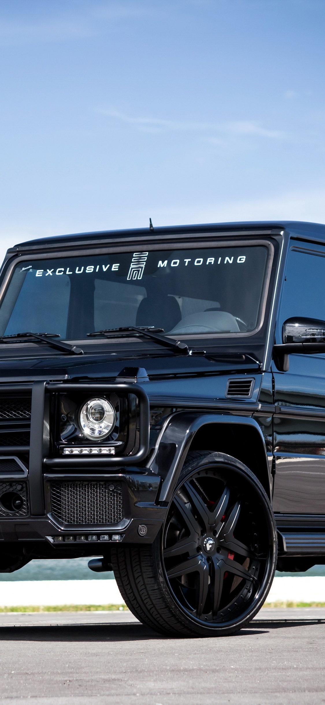 Black Jeep Wrangler on Gray Asphalt Road During Daytime. Wallpaper in 1125x2436 Resolution