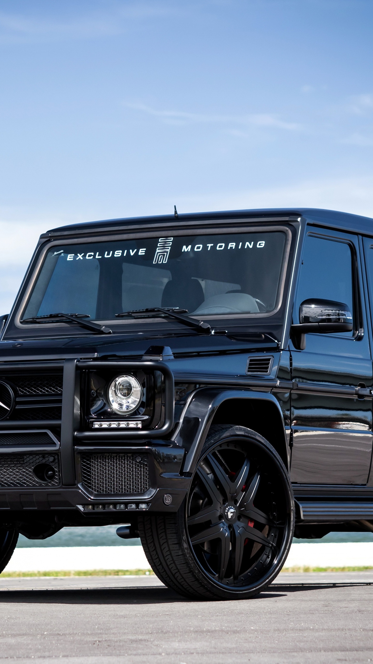 Jeep Wrangler Noir Sur Route Asphaltée Grise Pendant la Journée. Wallpaper in 1440x2560 Resolution