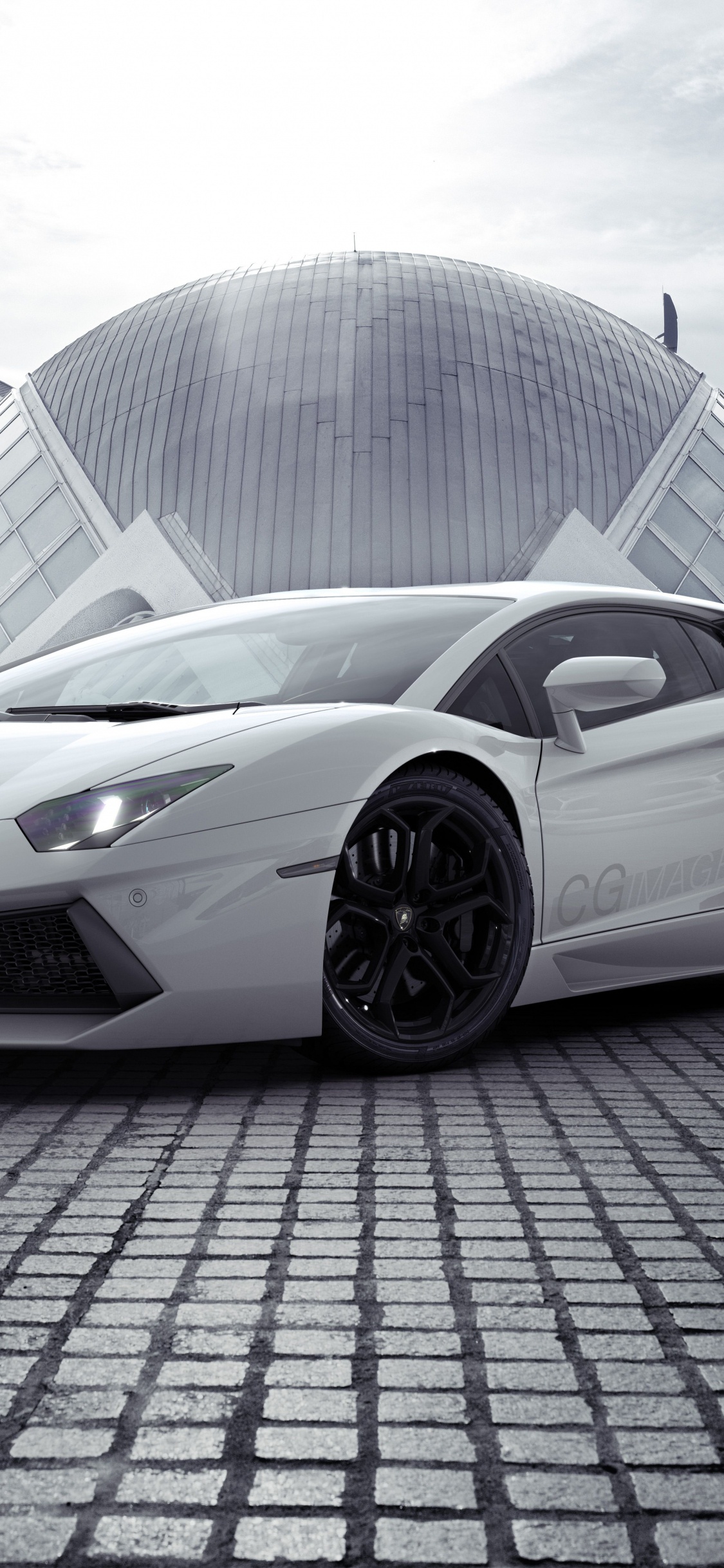 Porsche 911 Blanche Garée Près du Bâtiment en Verre. Wallpaper in 1125x2436 Resolution