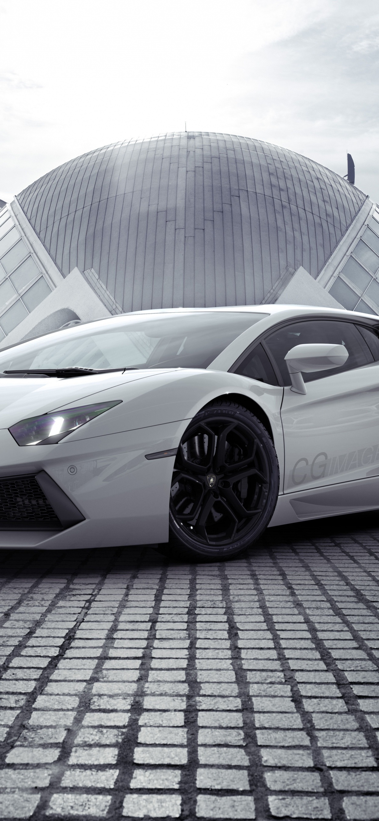 Porsche 911 Blanco Estacionado Cerca Del Edificio de Cristal. Wallpaper in 1242x2688 Resolution