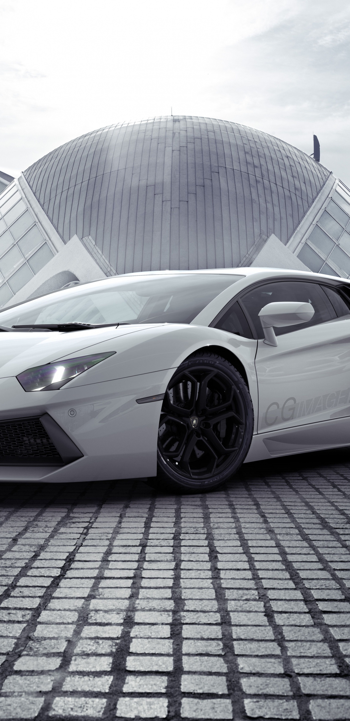 Porsche 911 Blanco Estacionado Cerca Del Edificio de Cristal. Wallpaper in 1440x2960 Resolution