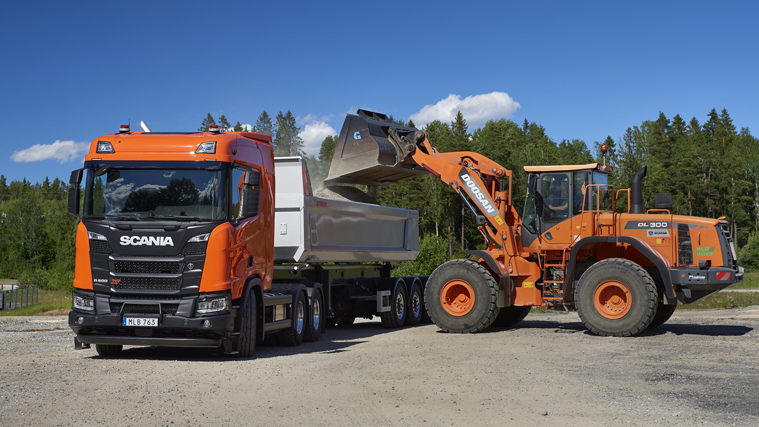 Orange-weißer LKW Tagsüber Unterwegs. Wallpaper in 2560x1440 Resolution