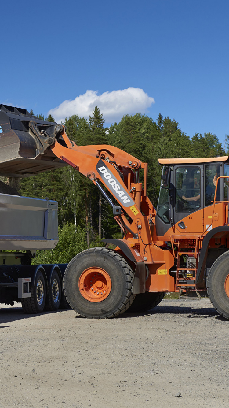 Camión Naranja y Blanco en la Carretera Durante el Día. Wallpaper in 750x1334 Resolution