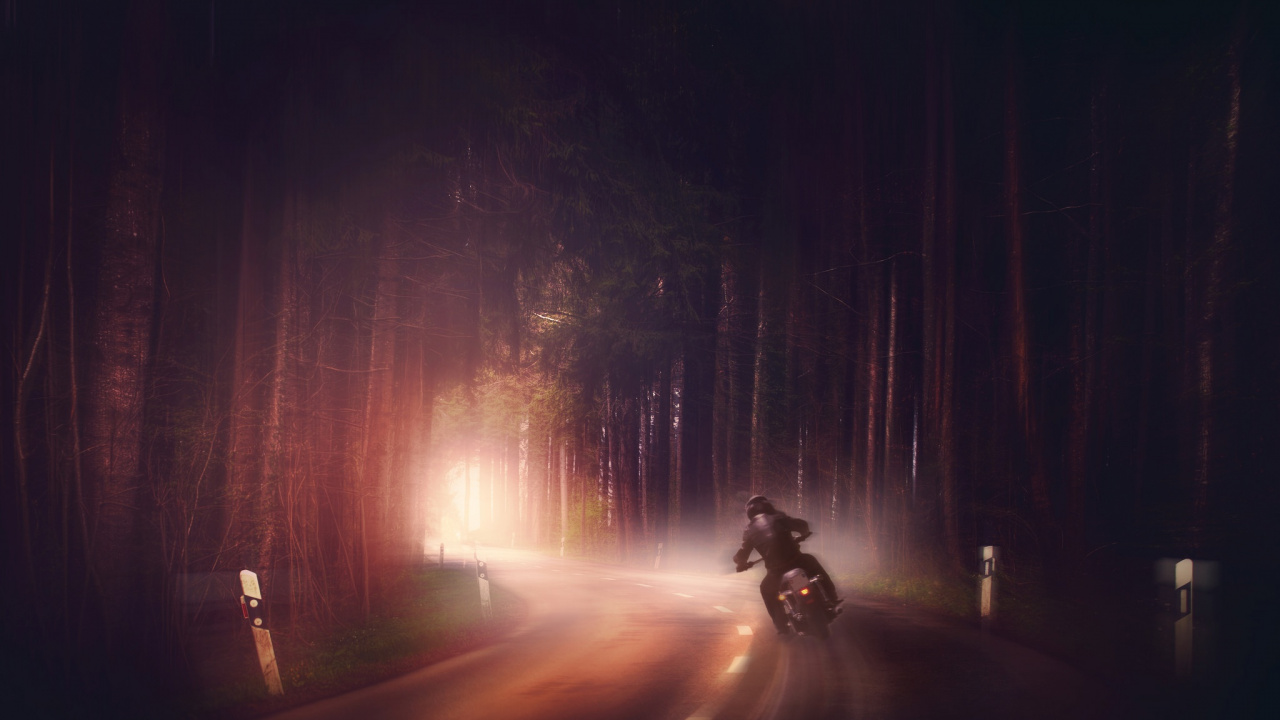 Personne à Moto Sur Route Pendant la Nuit. Wallpaper in 1280x720 Resolution