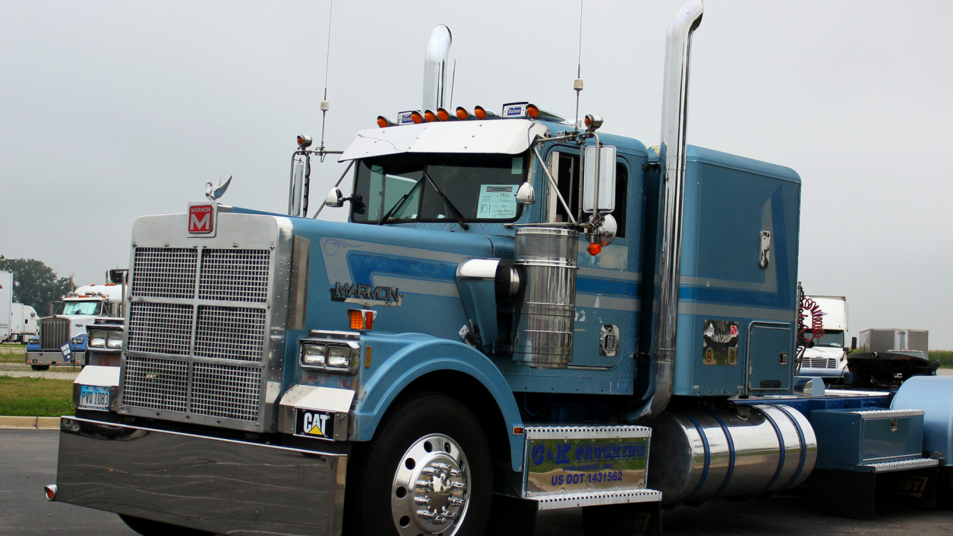 Blue and White Freight Truck. Wallpaper in 1366x768 Resolution