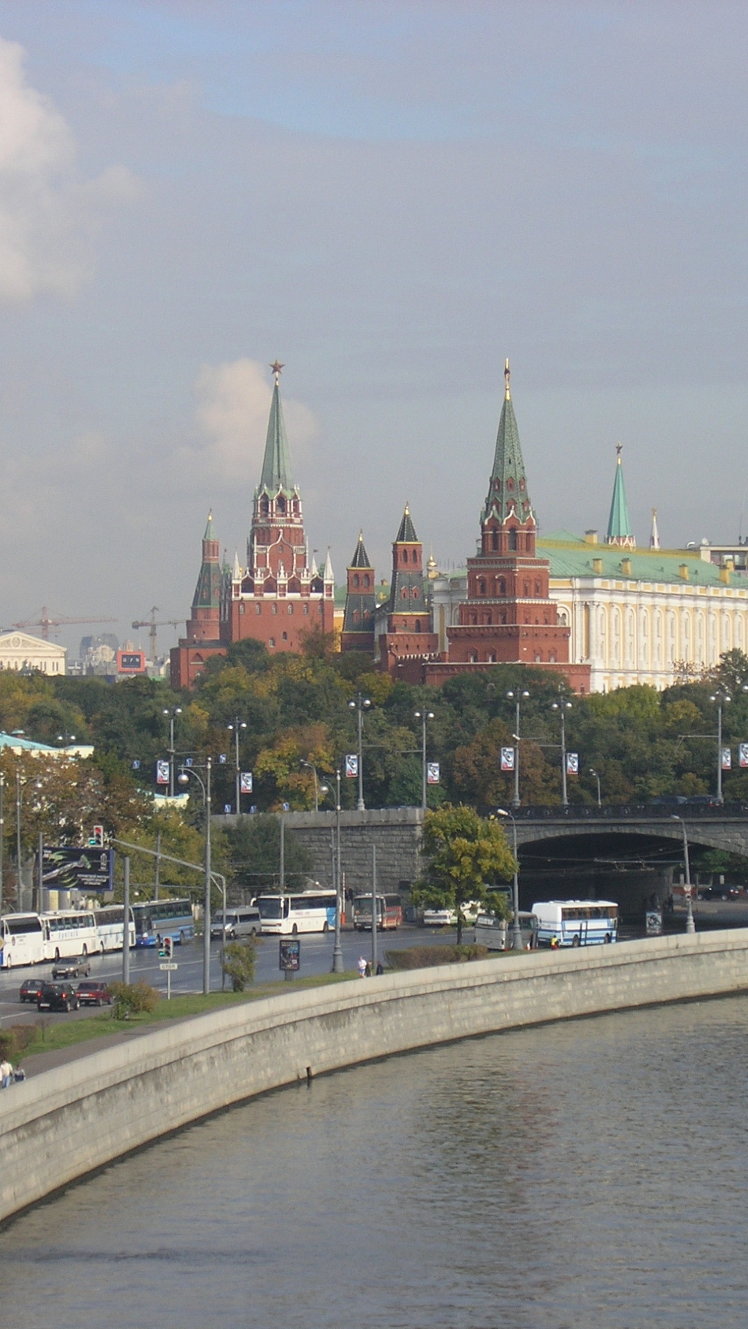 Bâtiment en Béton Marron et Blanc Près D'un Plan D'eau Pendant la Journée. Wallpaper in 1080x1920 Resolution