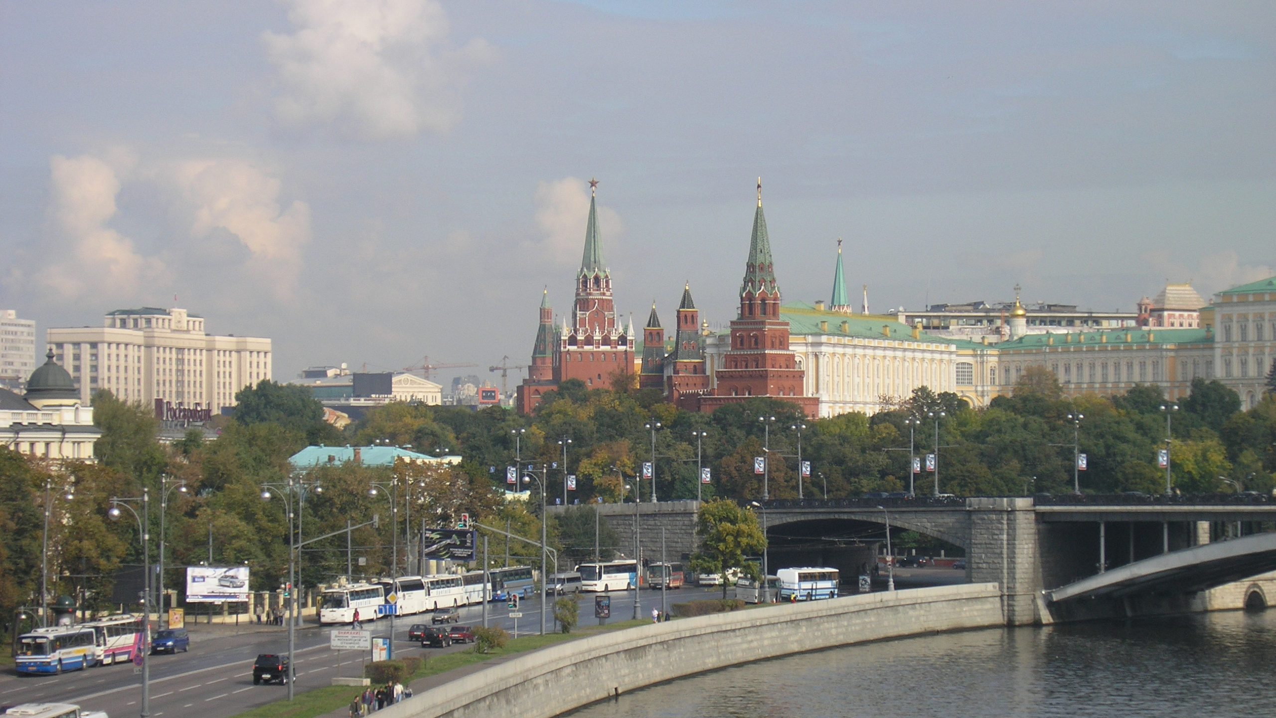 Bâtiment en Béton Marron et Blanc Près D'un Plan D'eau Pendant la Journée. Wallpaper in 2560x1440 Resolution