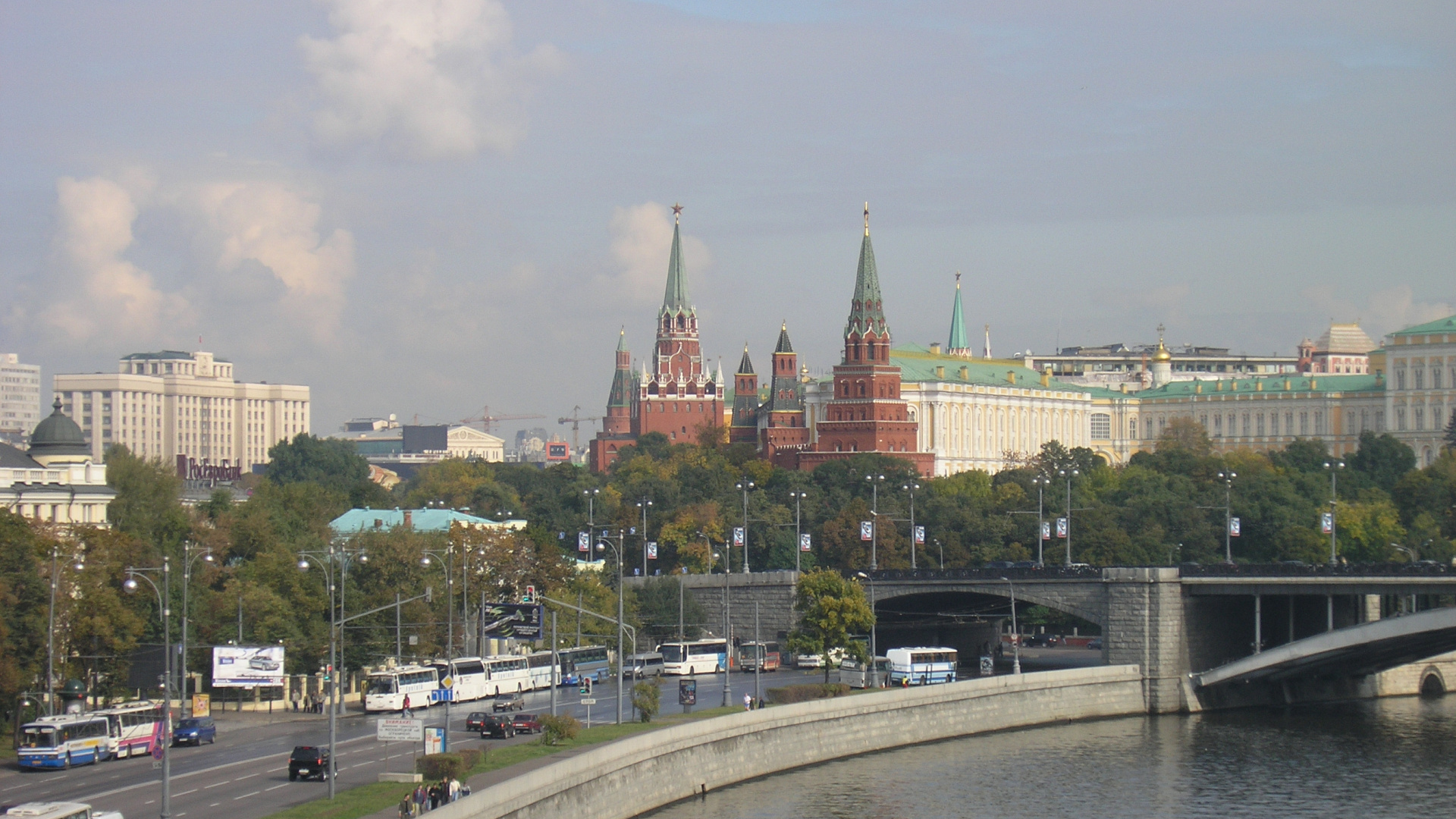 Edificio de Hormigón Marrón y Blanco Cerca Del Cuerpo de Agua Durante el Día. Wallpaper in 1920x1080 Resolution