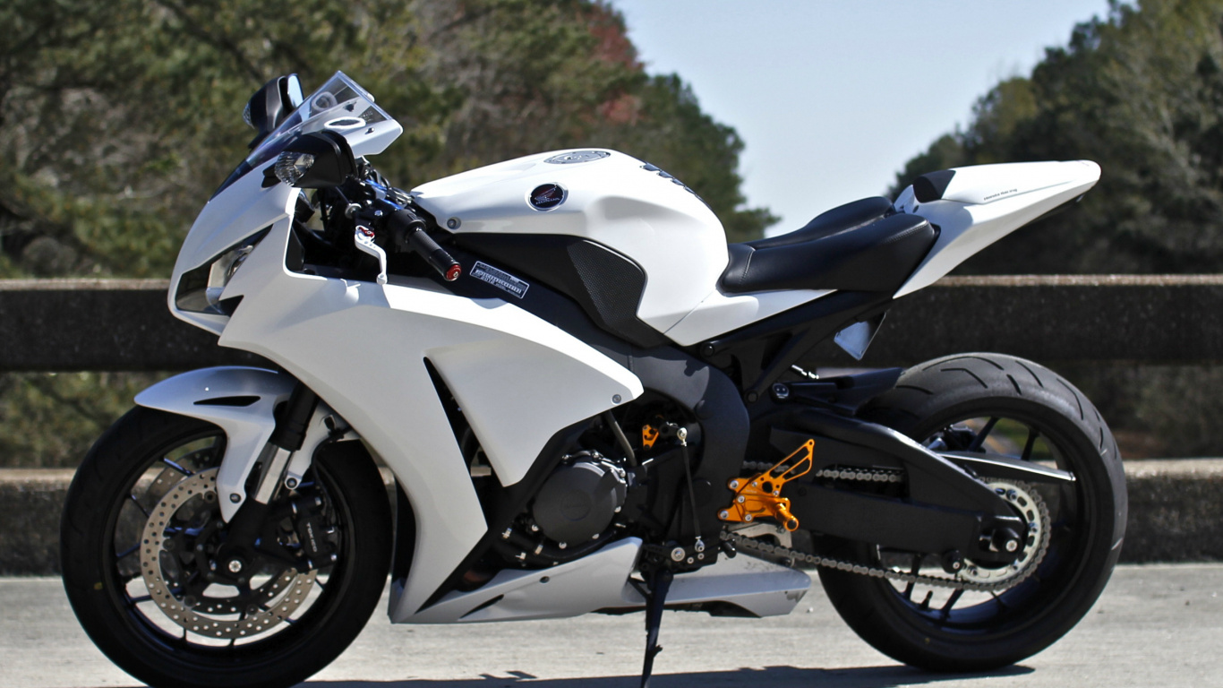 White and Black Sports Bike on Gray Concrete Road During Daytime. Wallpaper in 1366x768 Resolution