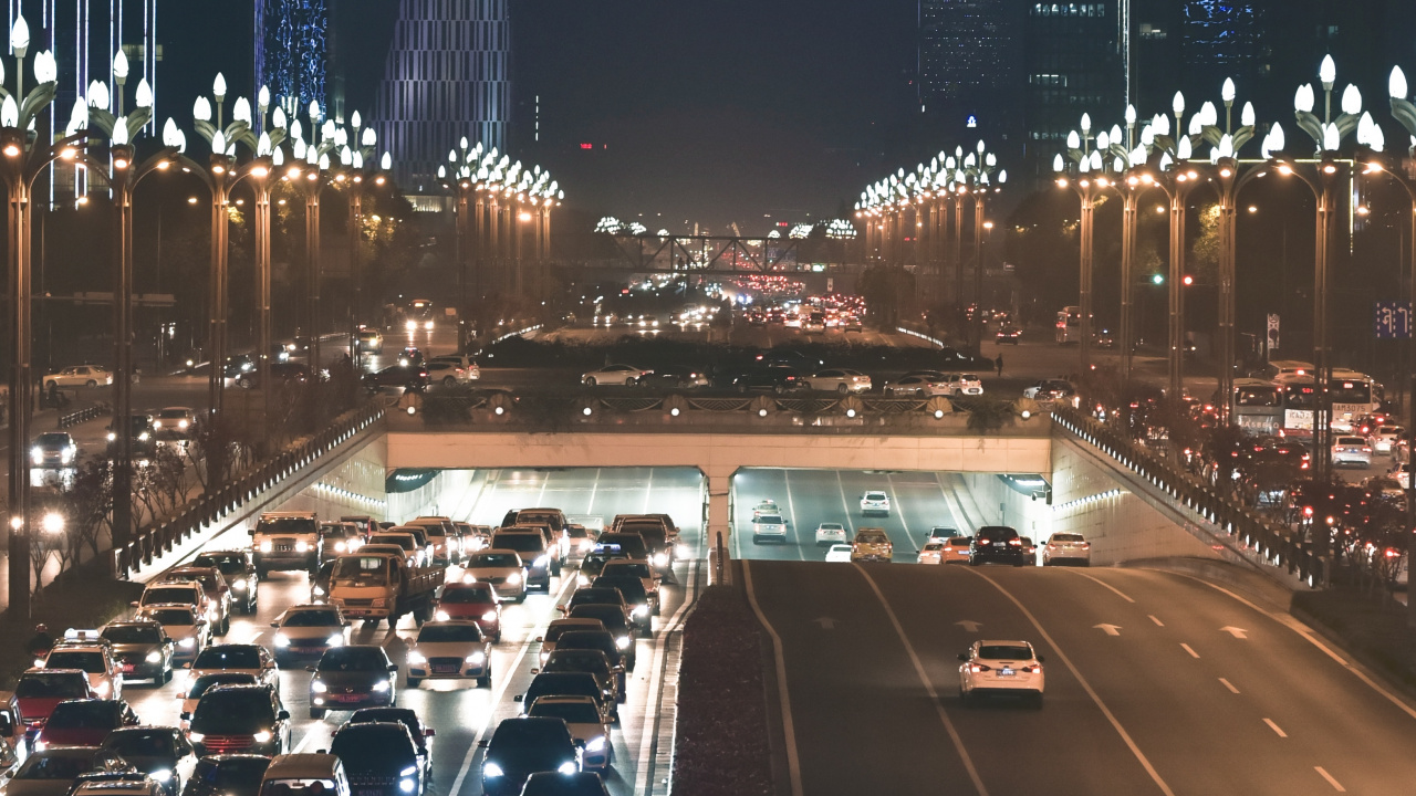 Voitures Sur Route Pendant la Nuit. Wallpaper in 1280x720 Resolution