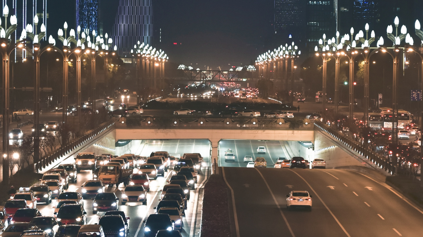 Autos Auf Der Straße Während Der Nachtzeit. Wallpaper in 1366x768 Resolution
