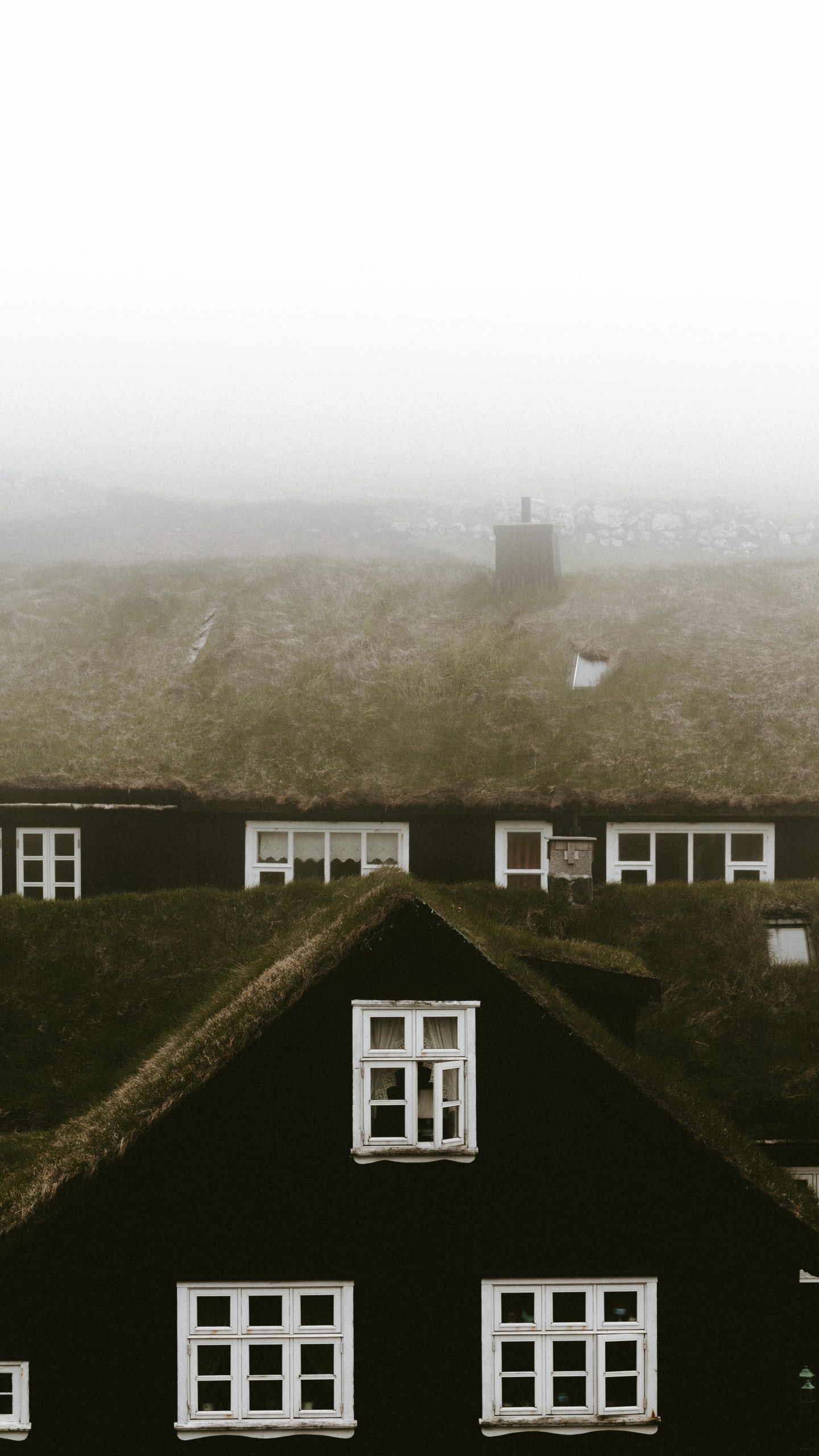 Casa Marrón y Blanca Cerca de Árboles Verdes y Montañas Durante el Día.. Wallpaper in 1440x2560 Resolution