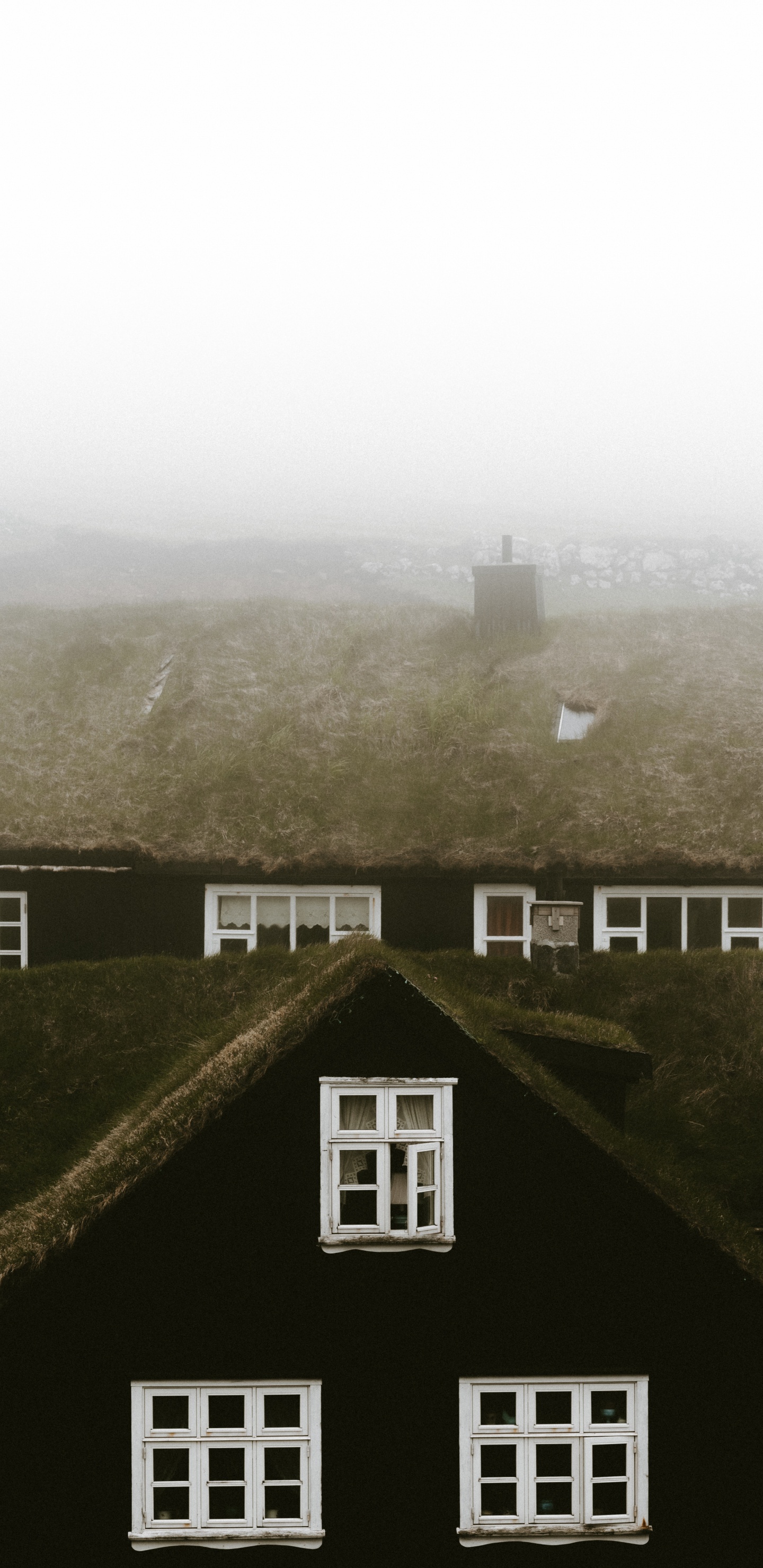 Casa Marrón y Blanca Cerca de Árboles Verdes y Montañas Durante el Día.. Wallpaper in 1440x2960 Resolution